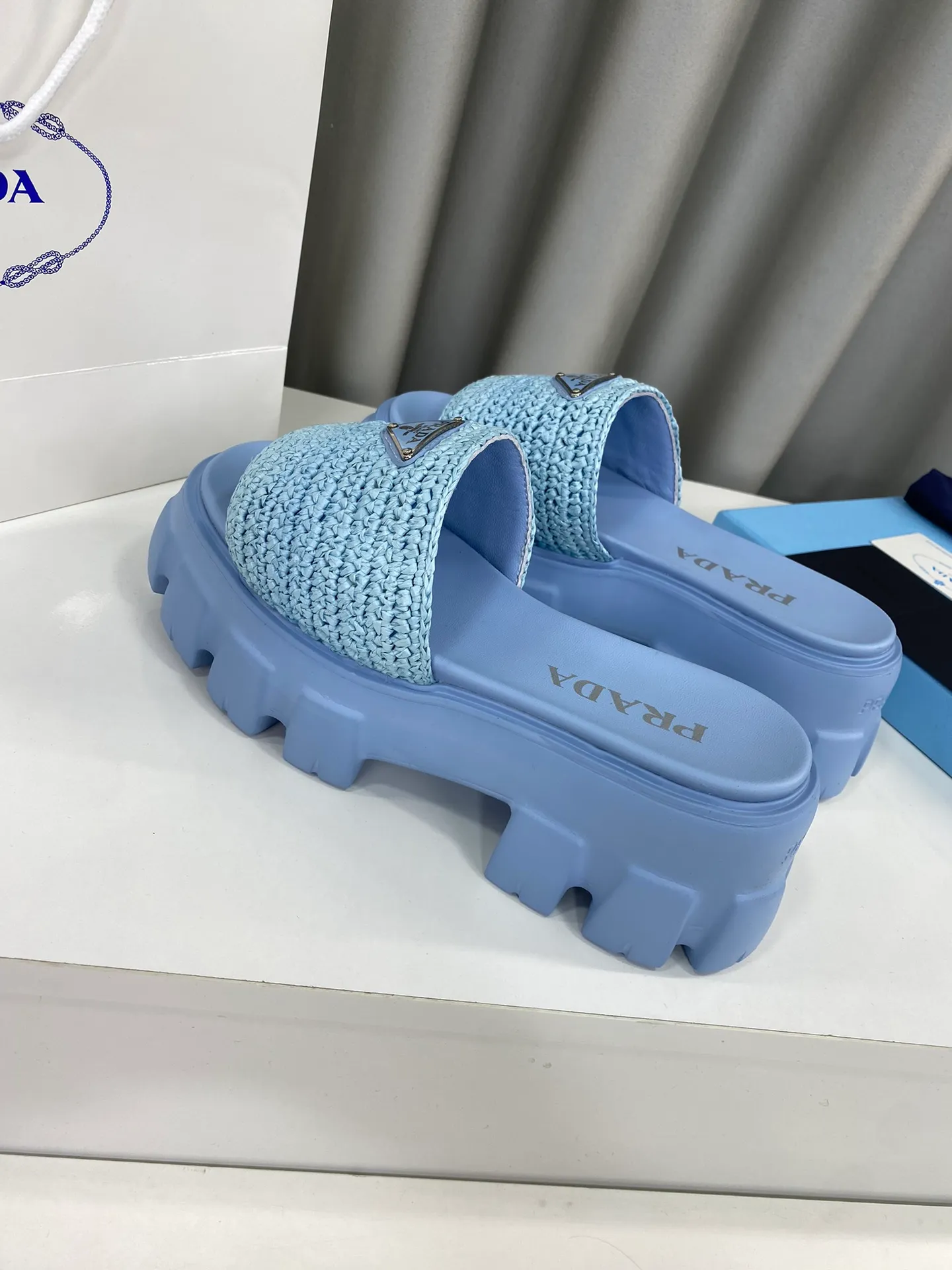 💕💕Factory direct selling price p460💕💕 Prada's latest tooth-woven thick-soled triangle buckle slippers☑️ Latest environmentally friendly PP material, fully handmade crochet, just like knitting sweaters, slow work and meticulous work, retro fashionable thick-soled shoes, with rubber uppers, making the whole pair of shoes light and comfortable. Bright colors, a variety of choices to meet the needs of fashionable people with different styles! The iconic metal triangle logo is paired with the shape of ancient beach slippers. Every design element is fashionable! Size: Women's 35-39 (34, 40, custom-made, non-returnable) Full set of counter original packaging